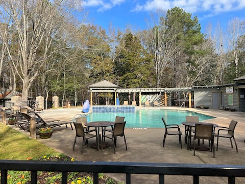Poolside Villa Near Callaway