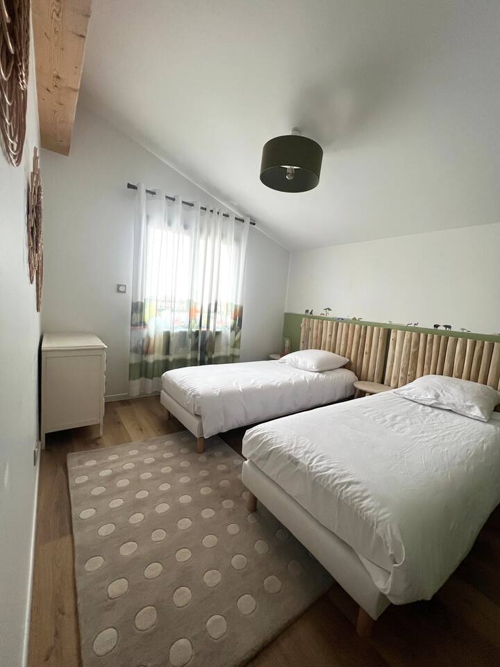 Ორადგილიანი ოთახი (2 საწოლი 80 × 200) 
Საწოლის წყვილის შესაძლებლობა