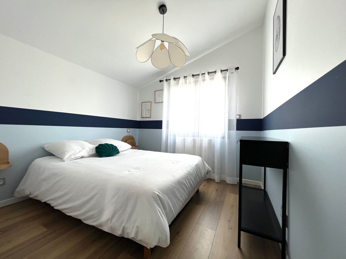 Chumba cha kulala mara mbili na WARDROBE iliyojengwa na kitanda cha mwavuli kinapatikana ikiwa inahitajika