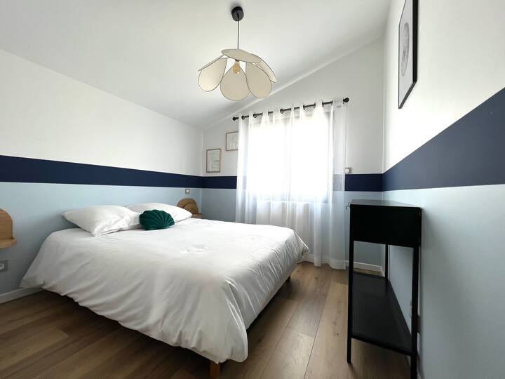 Საჭიროებისამებრ, ხელმისაწვდომია ორადგილიანი საძინებელი ჩაშენებული კარადებითა და ქოლგის საწოლით