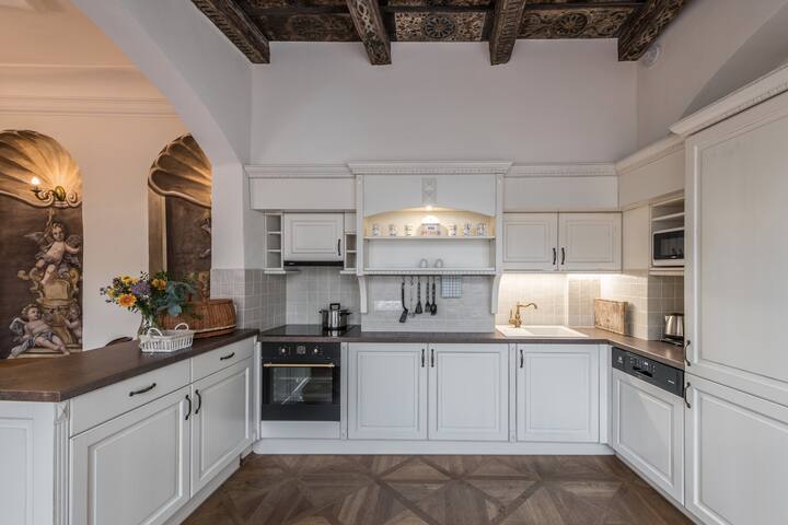 Luxury 3 Bedroom Apartment in historical centre gallery image 2