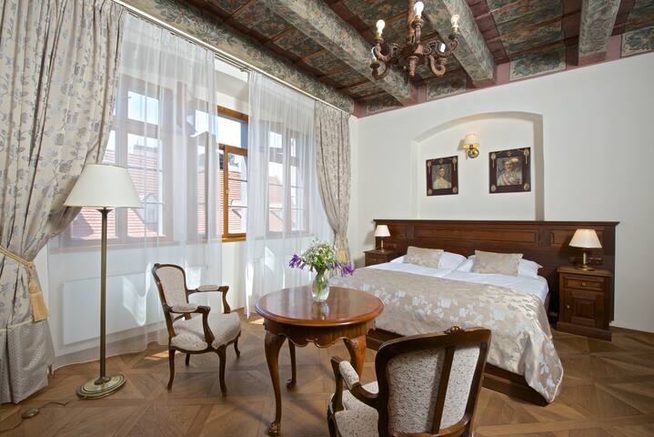 Luxury 3 Bedroom Apartment in historical centre gallery image 4