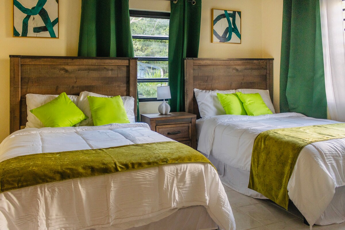 2 lôžka v plnej veľkosti.