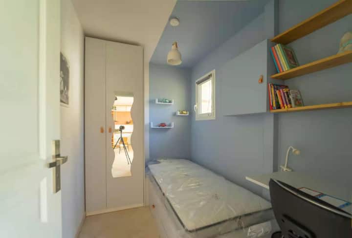 Chambre une personne, enfant et bureau