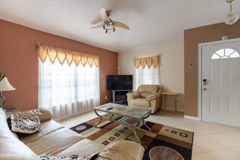 Near Parks & Downtown-10 min to Airport+Kitchen!