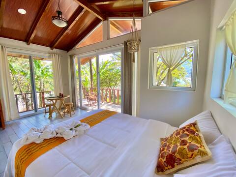 Lakefront Treehouse Mayalan
