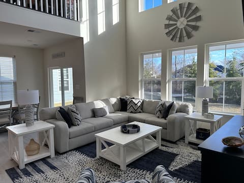 5BR home, pools & amenities, minutes to beach