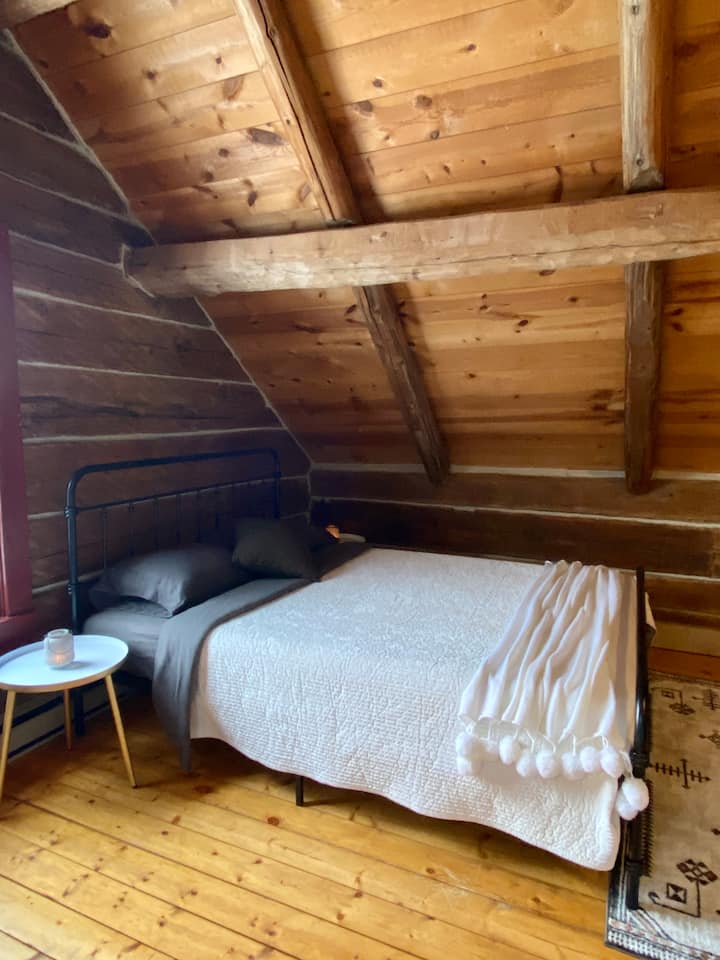 楼上卧室内有标准双人床。 这间客房间内还有一张单人床，可睡四人。

房间外面有浴室、洗衣机和烘干机。 