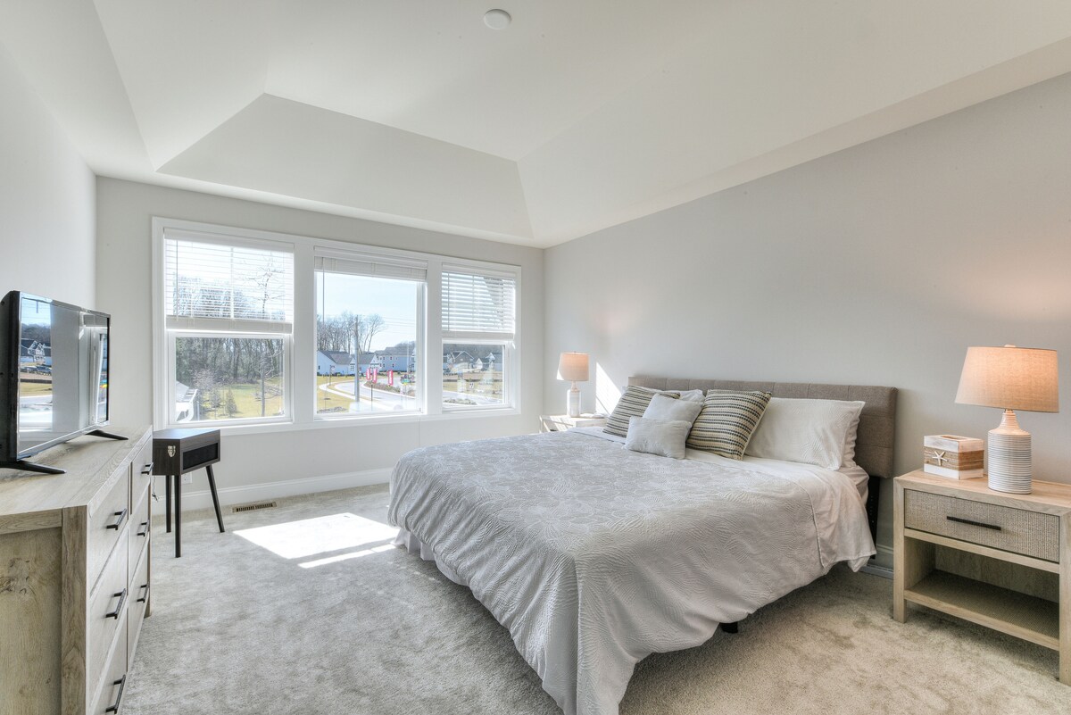 楼上超大卧室，配备加大双人床和套房，带超大步入式衣橱和全功能卫生间。 可观看流媒体的大平板电视。 