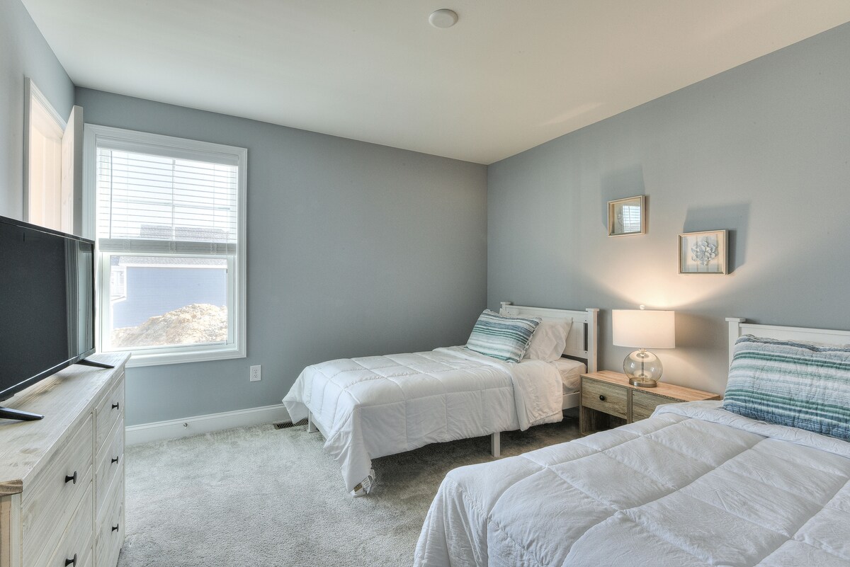 两张单人床，配备平板电视，可观看流媒体。 舒适的床上用品，大型步入式衣帽间。 对面是大型全功能卫生间。 