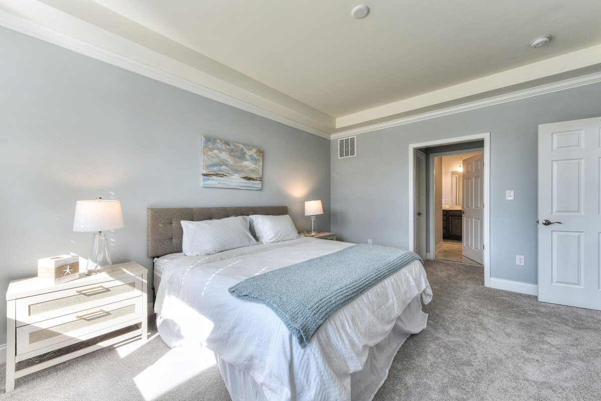 这间主楼层/楼下主套房配有豪华床上用品的特大号床，配有豪华卫生间、带长凳的大型步入式淋浴间、大型平板电视亚马逊Fire TV，可观看流媒体。 *新更新，此房间现在有LVP地板。 