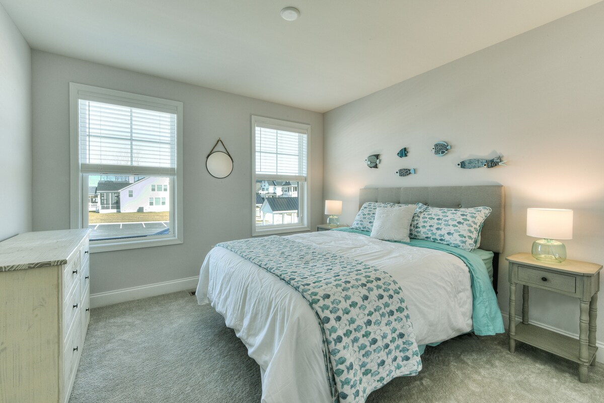 我们很喜欢我们的「鱼房」。 宽敞的卧室，配备一张标准双人床、带充电口的床头柜、一台平板亚马逊电视和大型步入式衣橱。 就在大型全功能卫生间对面