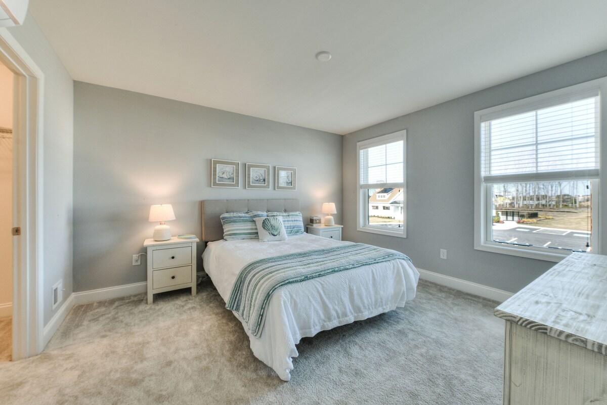 这间美丽宽敞的「Shell」卧室设有一张大号床、亚马逊Fire TV ，可供流媒体播放 