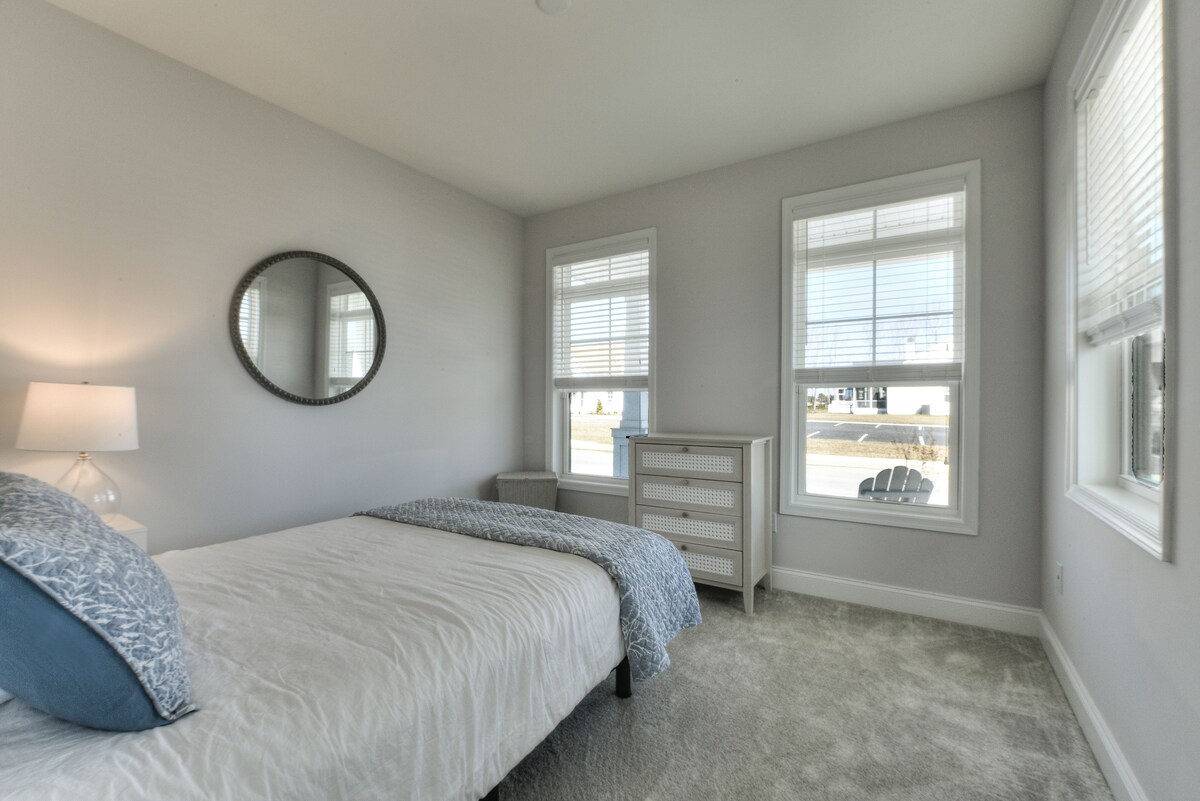 这间卧室位于主楼层/楼下卧室，配备标准双人床和平板电视。 就在半卫生间对面。