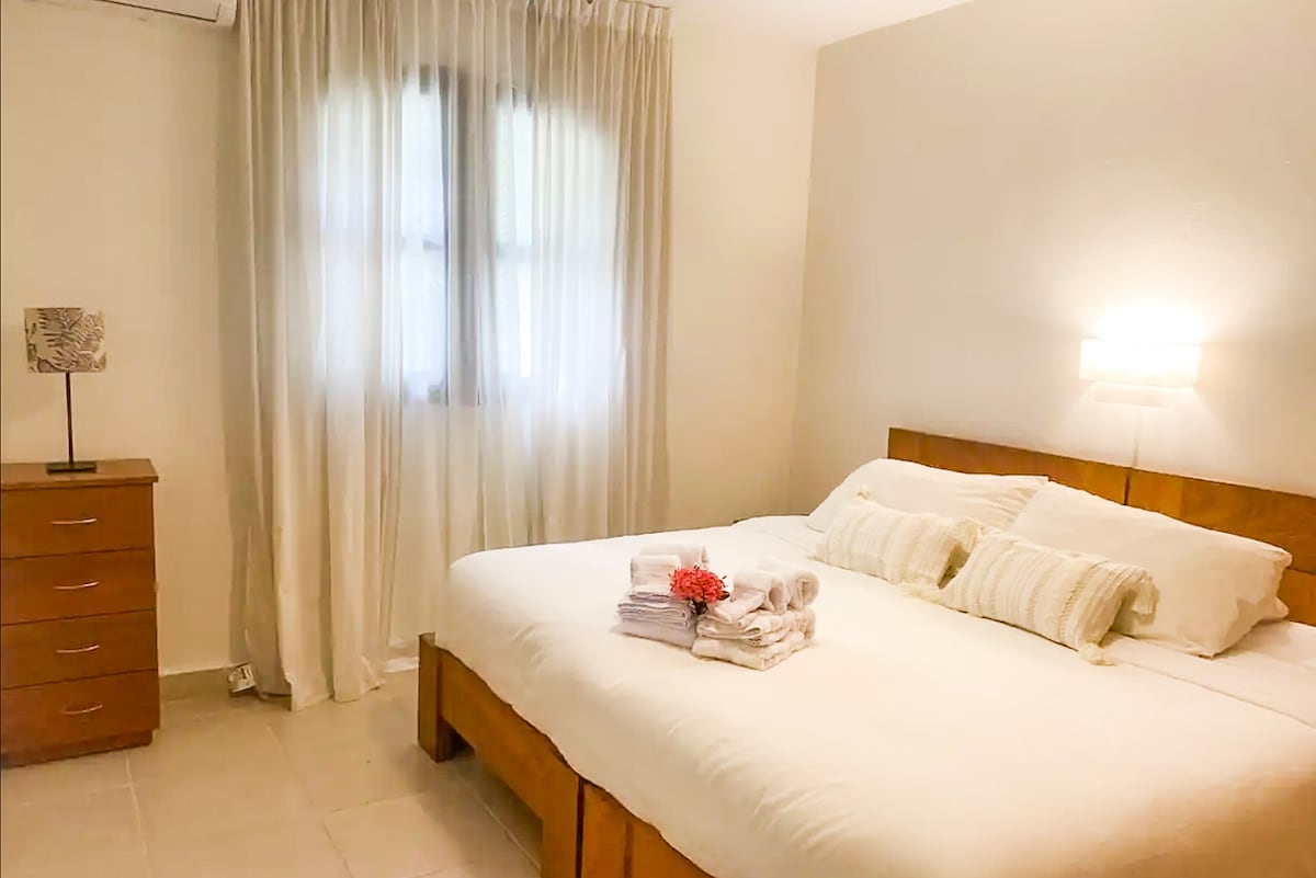 غرفة النوم الثانية - سريران منفردان يمكن تحويلهما إلى سرير بحجم كينغ. مكيف الهواء