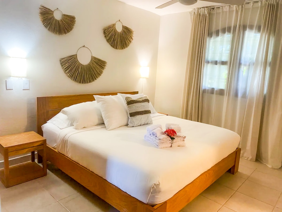 غرفة النوم الرئيسية - سرير بحجم كينغ - مكيف الهواء