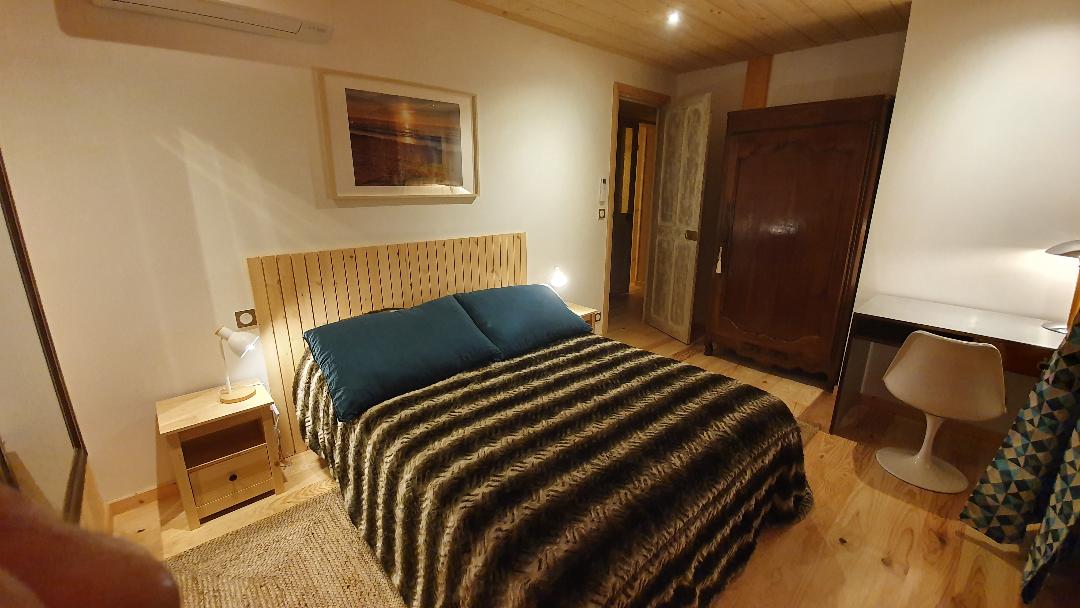 تستفيد هذه الغرفة أيضًا من شروق الشمس مع إمكانية الوصول المباشر إلى التراس لتناول وجبة إفطار جيدة.
تقدير: زر كهربائي لفتح مصراع الدوار من السرير.
غرفة مكيفة الهواء.