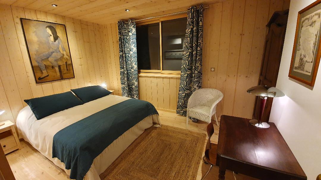 إمكانية سرير 160 حيث لفصل لسريرين من 80 سم. غرفة نوم مجهزة بمكتب وخزانة ملابس Médocaine.
الشرق المكشوف، يستفيد من شروق الشمس.
تقدير: زر كهربائي لفتح مصراع الدوار من السرير.
مكيف الهواء!