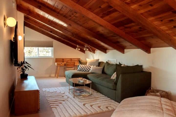 TV/izba na poschodí (rozkladací gauč s manželskou posteľou)