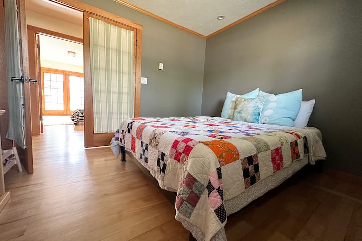 חדר השינה הירוק כולל מיטת קווין סייז והוא סופר נעים. 