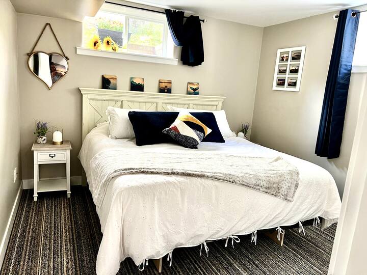 Cama estilo granja tamaño king con lujosas sábanas de 800 hilos. 
Armario colgante empotrado con chico alto 
Toca las lámparas de cama USB