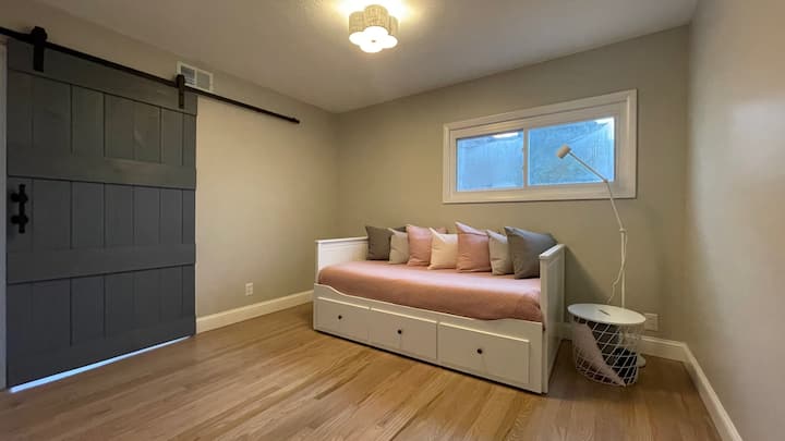 Საძინებელი #2: აქვს საწოლი, რომელიც გარდაიქმნება King size საწოლად (შეიძლება გამოყენებულ იქნას, როგორც ტყუპი საწოლი ან როგორც King size საწოლი, უჯრის განყოფილებიდან ადვილად გამოწევით). Ლურჯი ბეღლის კარი უკავშირდება მე-3 ოთახს, რომელიც გამოიყენება ოფისისთვის, კითხვისთვის, თამაშებისთვის ან სასადილო ოთახისთვის. 