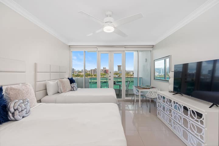  Ფართო, სინათლით სავსე სტუდიო ორი ორადგილიანი საწოლითა და ელეგანტური დეკორით, რომელიც სავსეა ლაგუნისპირა სასადილო კუთხეებით