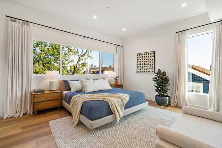 Luxury Modern House With Private Rooftop Patio gallery image 5