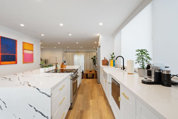 Luxury Modern House With Private Rooftop Patio gallery image 4