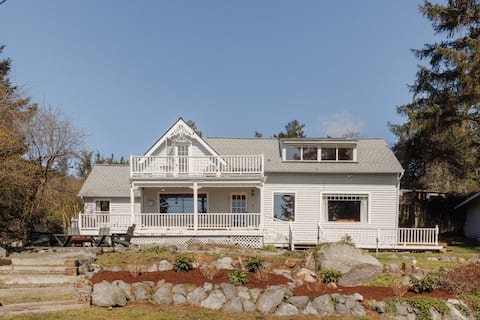 Charming Cottage with Water Views
