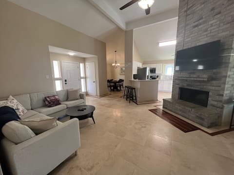 San Antonio Retreat, Clean Renovated 3BR/2BA House