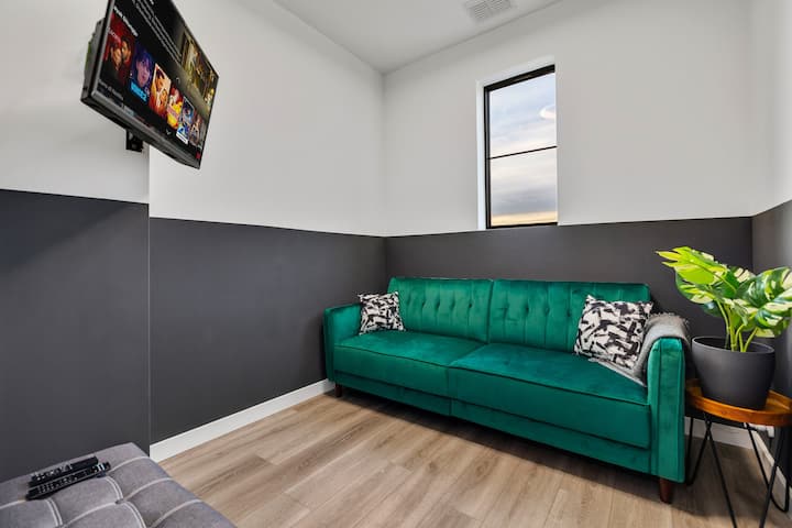 ממוקמת בקומה 4, חדר זה כולל ספה נפתחת זוגית ווילון פרטיות במקום דלת. זהו מרחב גמיש נהדר למנוחה או לשינה, במרחק כמה צעדים בלבד ממרפסת הגג.