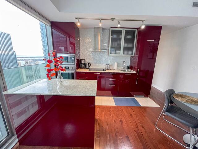 Premium High-Rise Unit CN Tower Views free parking gallery image 4