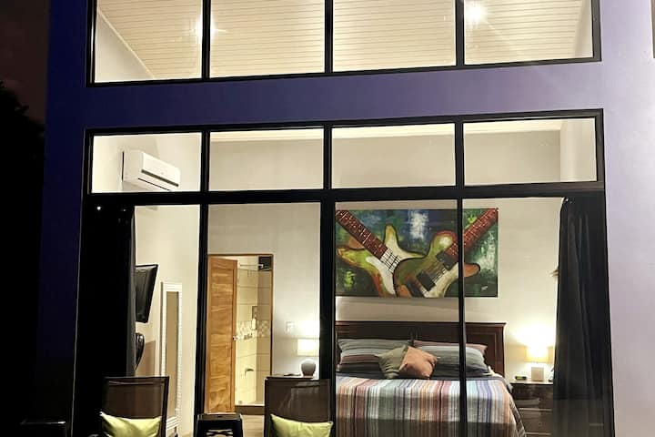 Მთავარ საძინებელში არის დიდი ზომის საწოლი და დიდი სააბაზანო.  