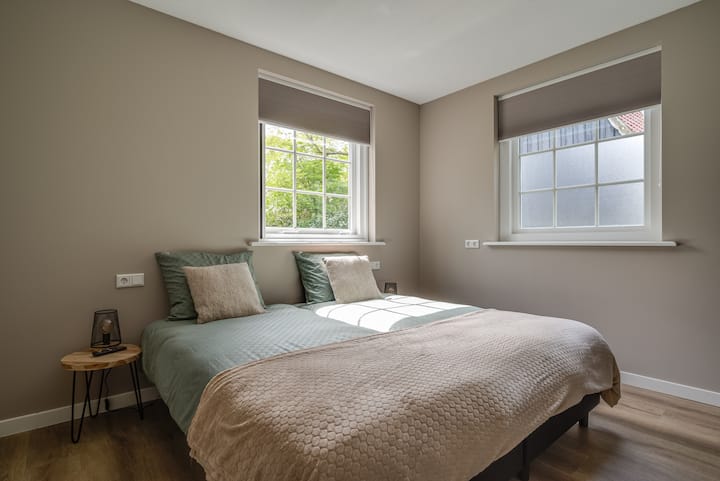 חדר שינה 1, 
עם הפסקת חשמל ומסכים