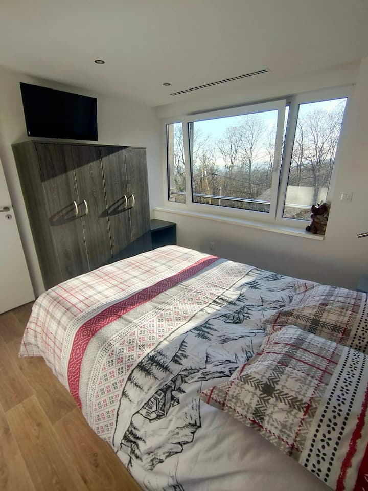 חדר שינה 2
ארון אחסון
טלוויזיה
תריס חשמלי