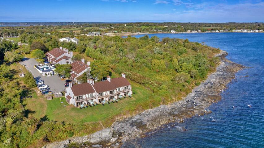 Ocean Front Townhome, Narragansett Bay gallery image 3