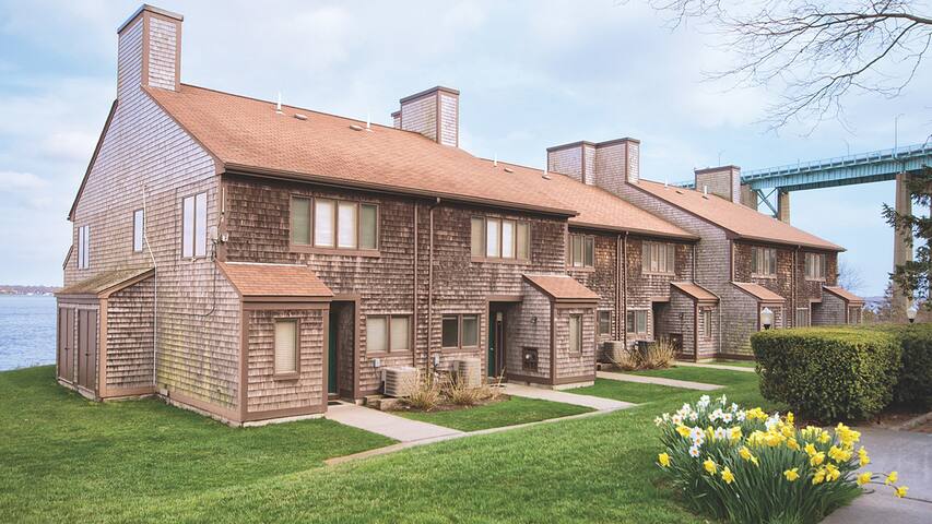 Ocean Front Townhome, Narragansett Bay gallery image 4