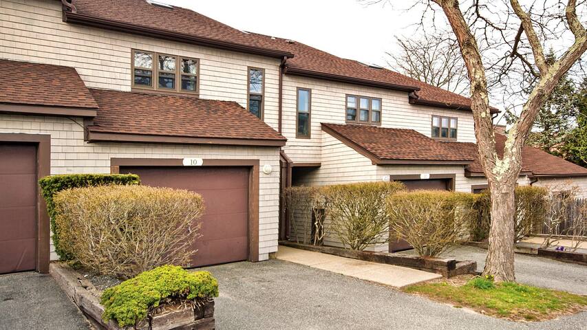 Ocean Front Townhome, Narragansett Bay gallery image 5
