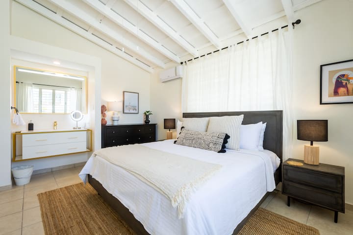 Hlavná spálňa je vybavená 48-palcovým plávajúcim umývadlom, make-up zrkadlom a sušičom vlasov.  Za súkromím dodatočných dverí sa nachádza aj sprcha a WC.  Posteľ je luxusný matrac s vankúšmi veľkosti King, klimatizáciou a úložným priestorom na oblečenie. 