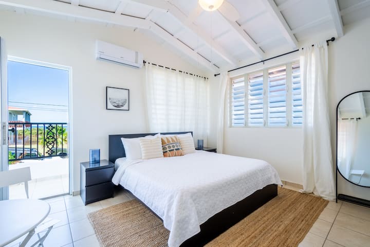 V hornej západnej izbe môžete zachytiť západ slnka svojho života. Pozrite si západ slnka nad ostrovom Desecheo a Karibským morom.  Veľká manželská posteľ s matracom z pamäťovej peny, klimatizáciou, balkónom, veľkým zrkadlom a odkladacím stolíkom s dvoma stoličkami. 