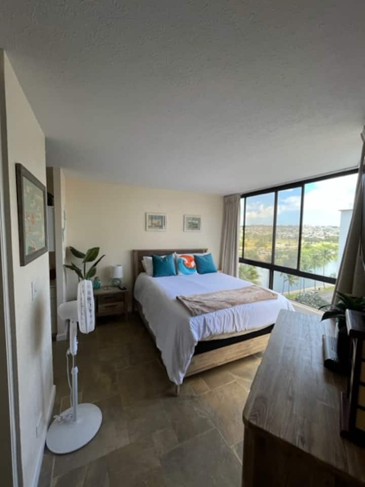 Amplio dormitorio principal con mucha luz natural, con vistas hasta el majestuoso valle de Manoa