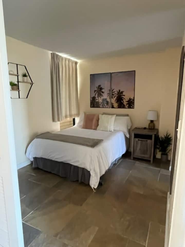 Segundo dormitorio: cama queen con conexión al baño.