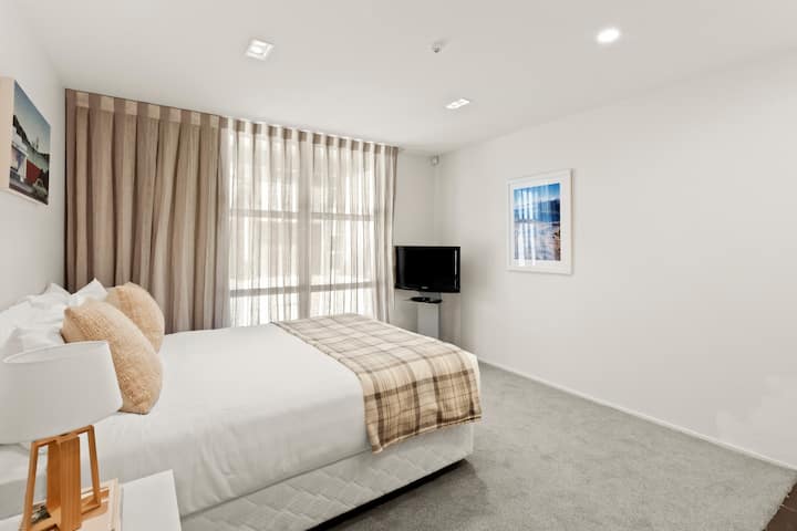 Chambre 4 :
chambre queen size au rez-de-chaussée avec TV et kitchenette. Entrée privée ainsi que l'accès à tous les appartements.