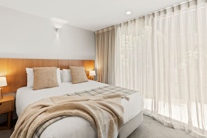 Chambre 5 :
chambre king size au rez-de-chaussée qui peut être divisée en lits simples si nécessaire. Bel espace privé et calme et relaxant ouvrant sur une cour extérieure ensoleillée. Grande armoire. Salle de bain attenante partagée.