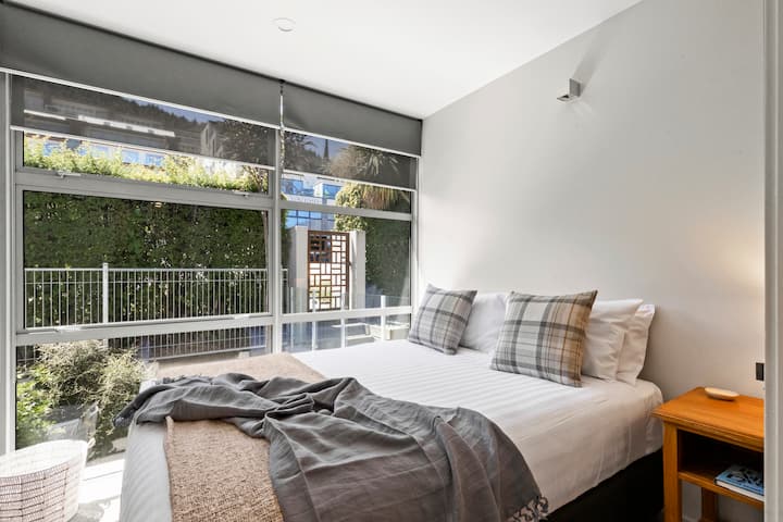 Chambre 3 :
Chambre queen au rez-de-chaussée avec salle de bain attenante et grande penderie. Superbe soleil matinal. Au niveau de la rue. 