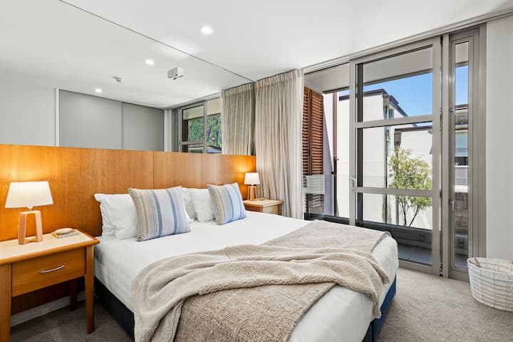 Chambre 1 :
Chambre king size au rez-de-chaussée qui peut être divisée en 2 lits simples si nécessaire. Grande armoire. Salle de bains attenante. S'ouvre sur la véranda.