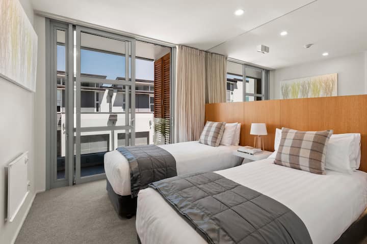 Chambre 2 :
chambre king size au rez-de-chaussée qui peut être divisée pour faire des célibataires si nécessaire. Grande armoire. Salle de bain attenante. Véranda extérieure.