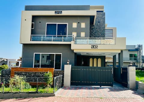 Glamorous 8 bed house in Bahria