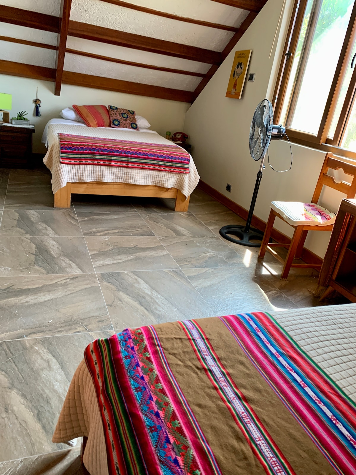 Rum 2:
2-sits säng, 1 1 1/2-sits säng, garderob och fläkt